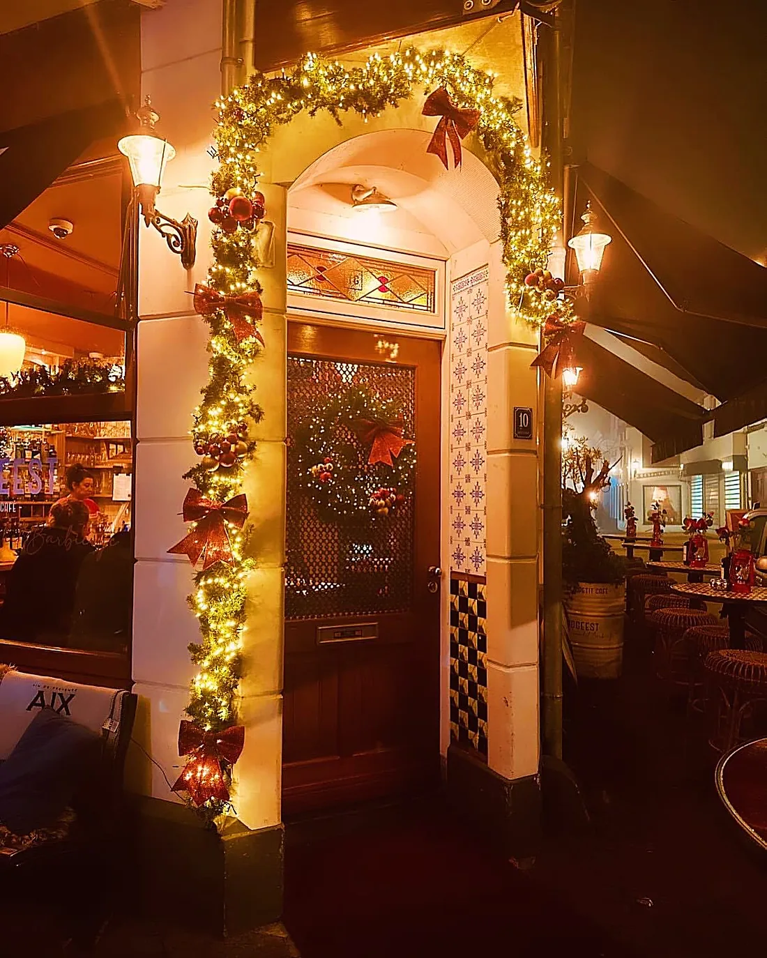 De voordeur van De Tijdgeest met de kerstslinger