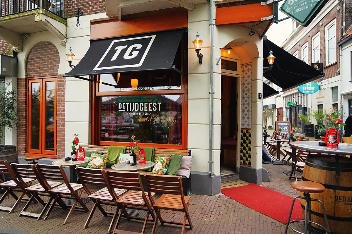 Het terras voor De Tijdgeest op een zonnige dag